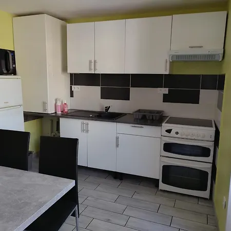 Apartment Centre *